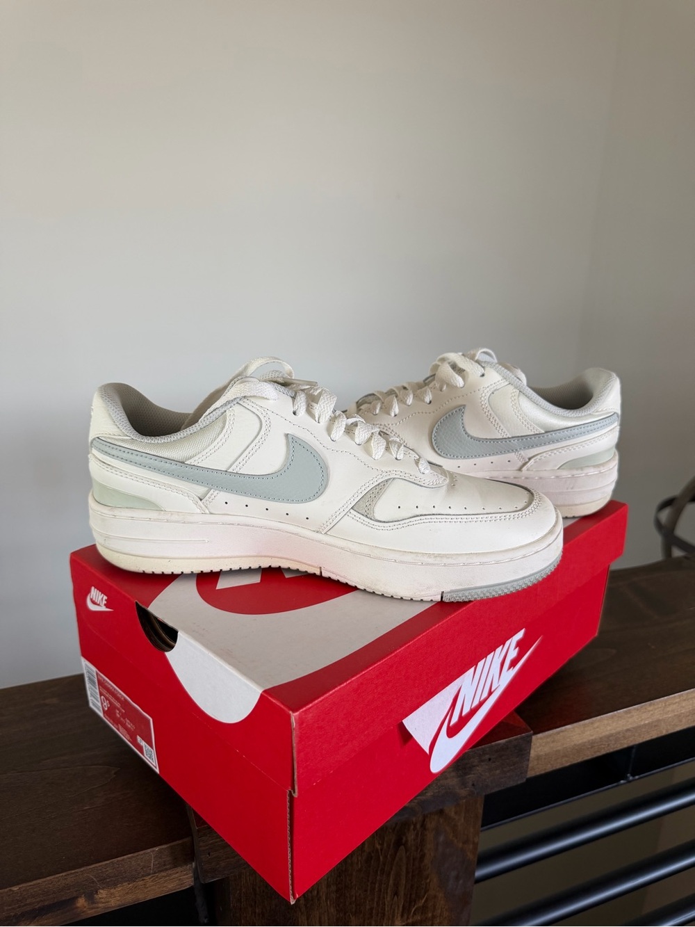 Nike Low-Top Sneakers - Cream with Light Gray Swoosh